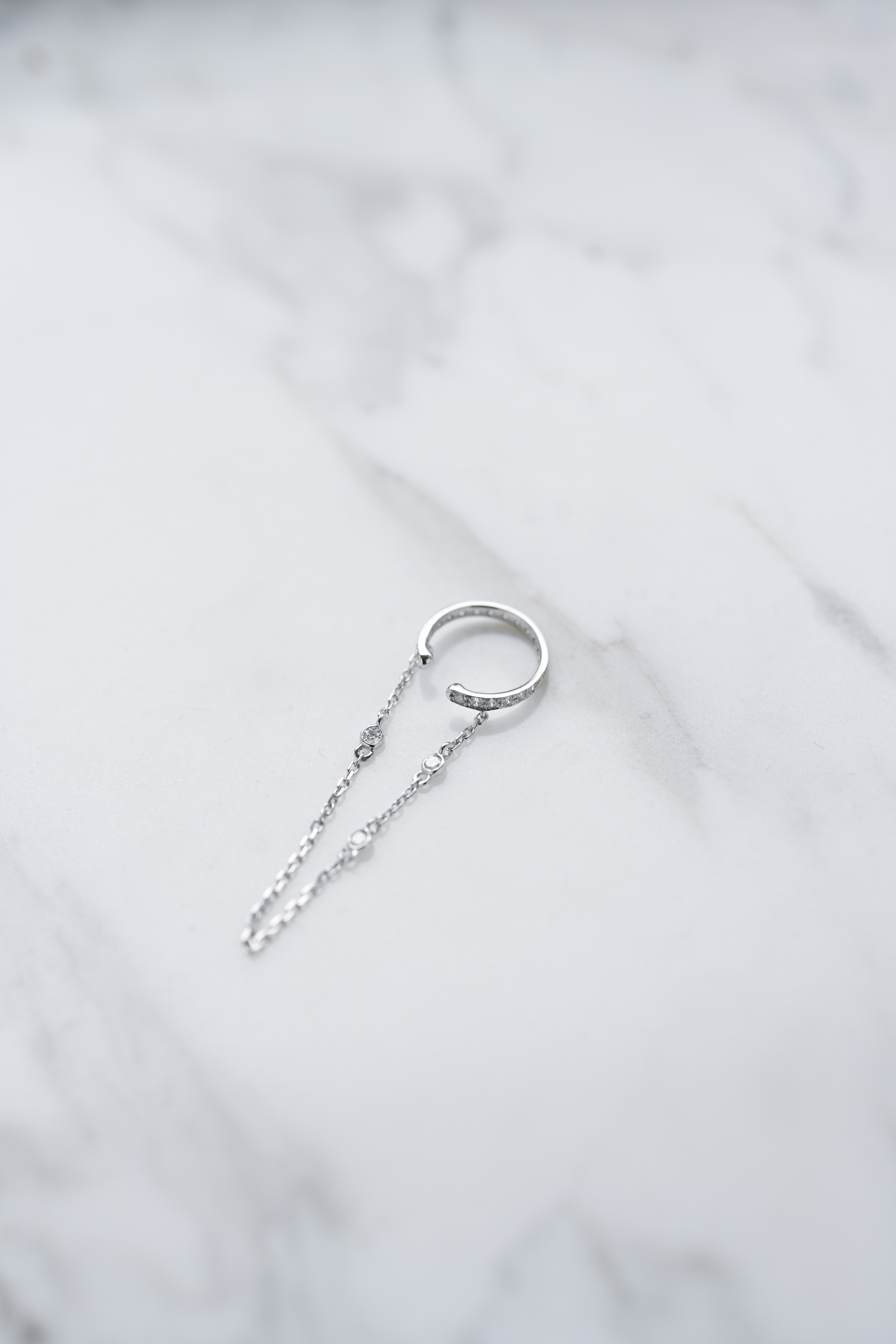 #(W) 18K Diamond Ear Cuff with chain