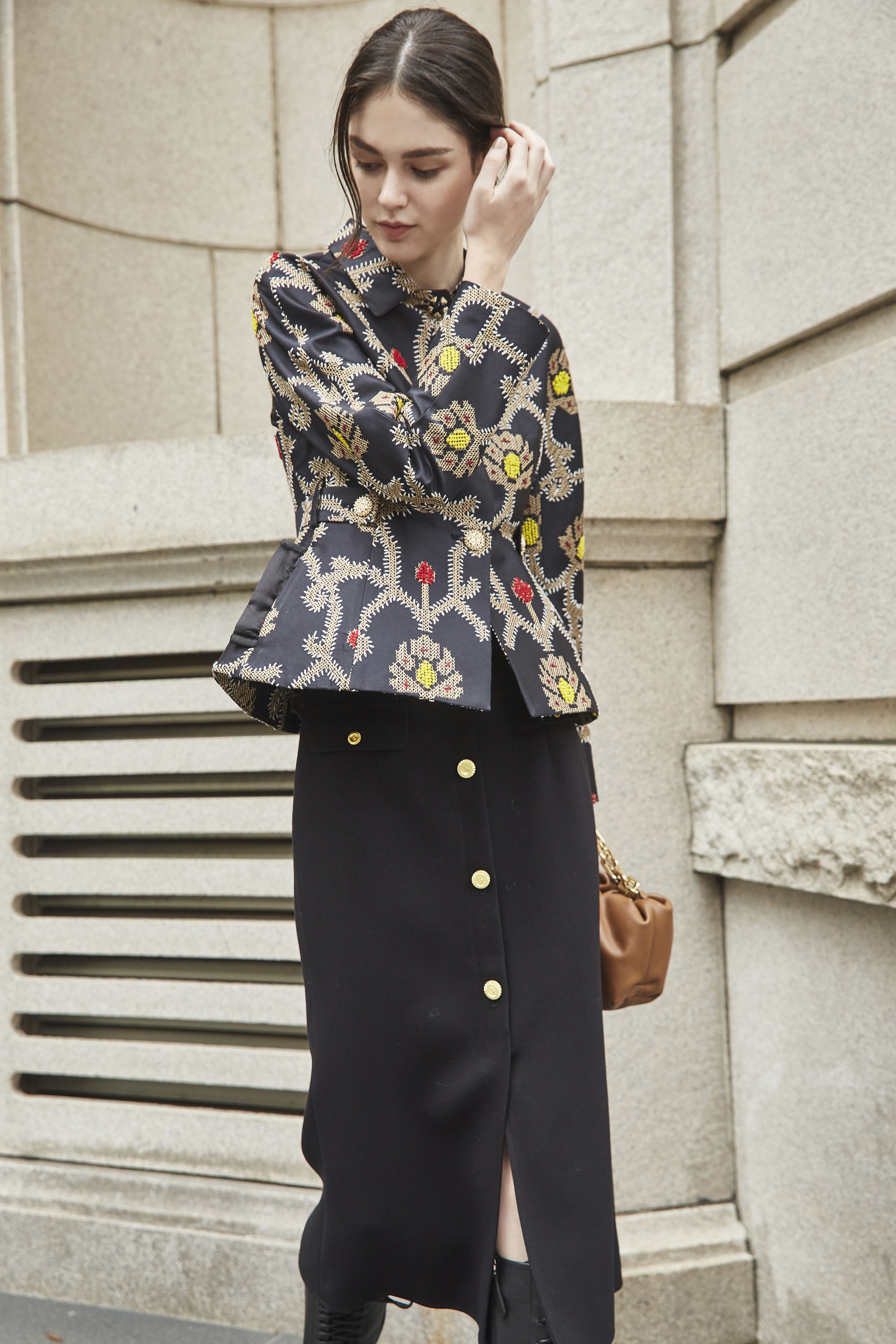 BC15122D1 黑織花語彩繡腰身西裝外套