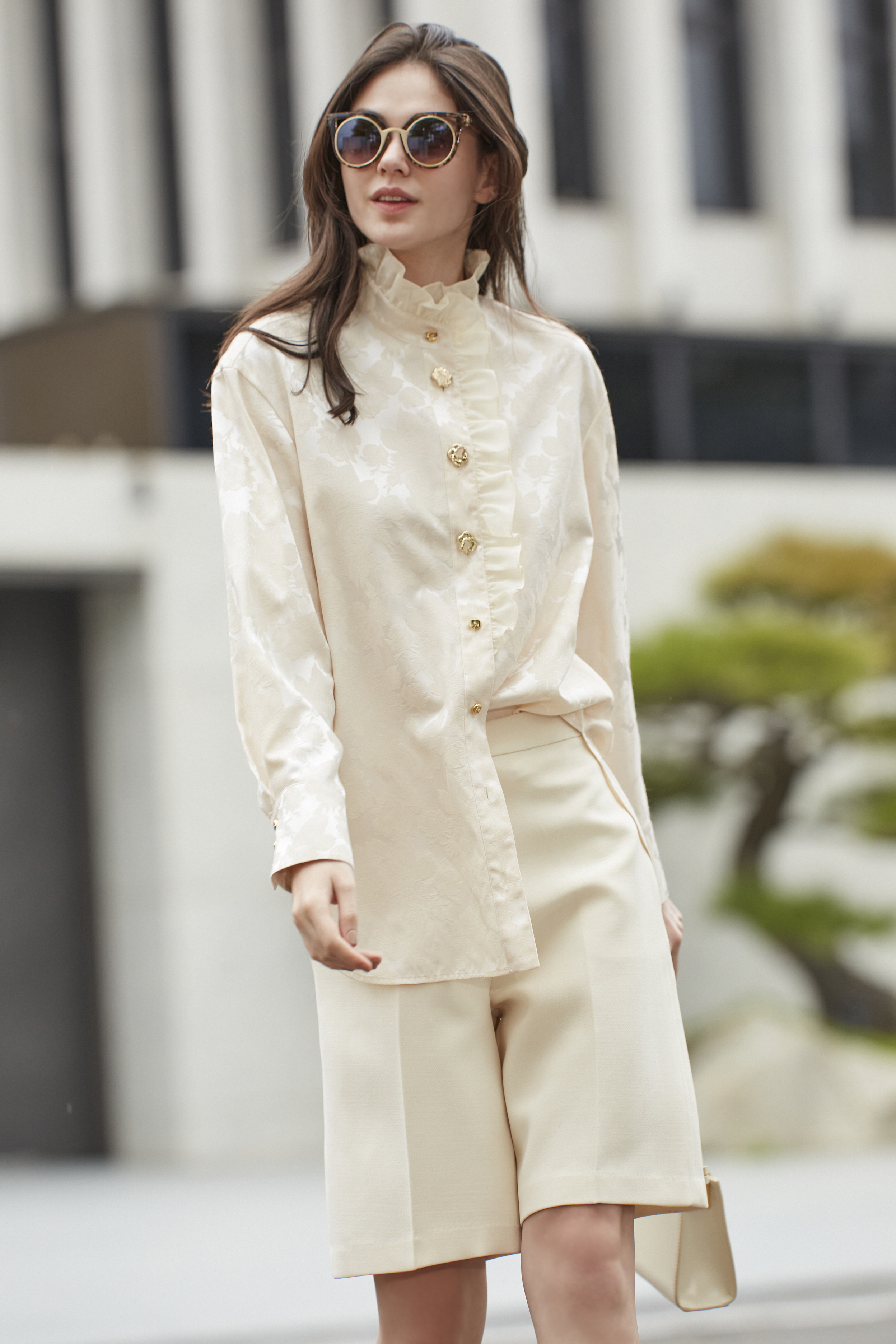 BC15030A1 古典新生柔光緹花立領荷葉邊襯衫