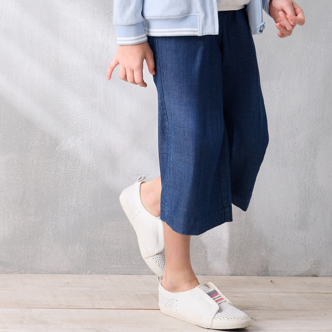 ◎寬口褲設計百搭又顯瘦 ◎口袋繡花設計 ◎腰圍可調節緊帶設計 ◎兩色款式搭配好方便 ◎百貨專櫃義大利品牌童裝