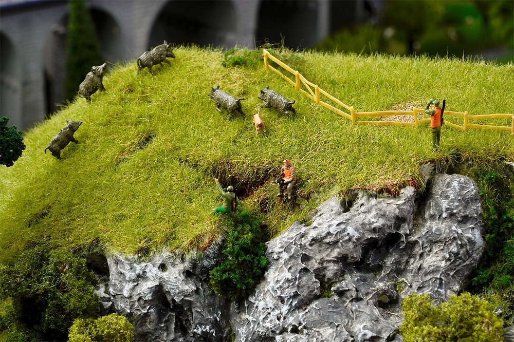 Faller 151701 HO scale Hunter and wild boars