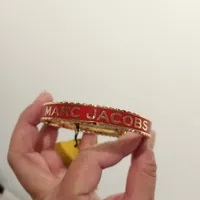 [S] MARC JACOBS J105MT7PF22 BANGLE BRACELET,TRUE RED/GOLD, 196611025072 (SMJ262)