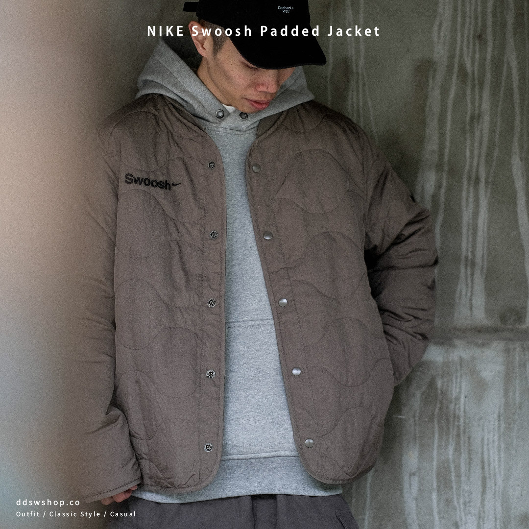 Nike Sportswear 外套 背圖標語 衍縫 葫蘆紋 刺繡文字Logo 日系無領 棕褐色 FB1909-031