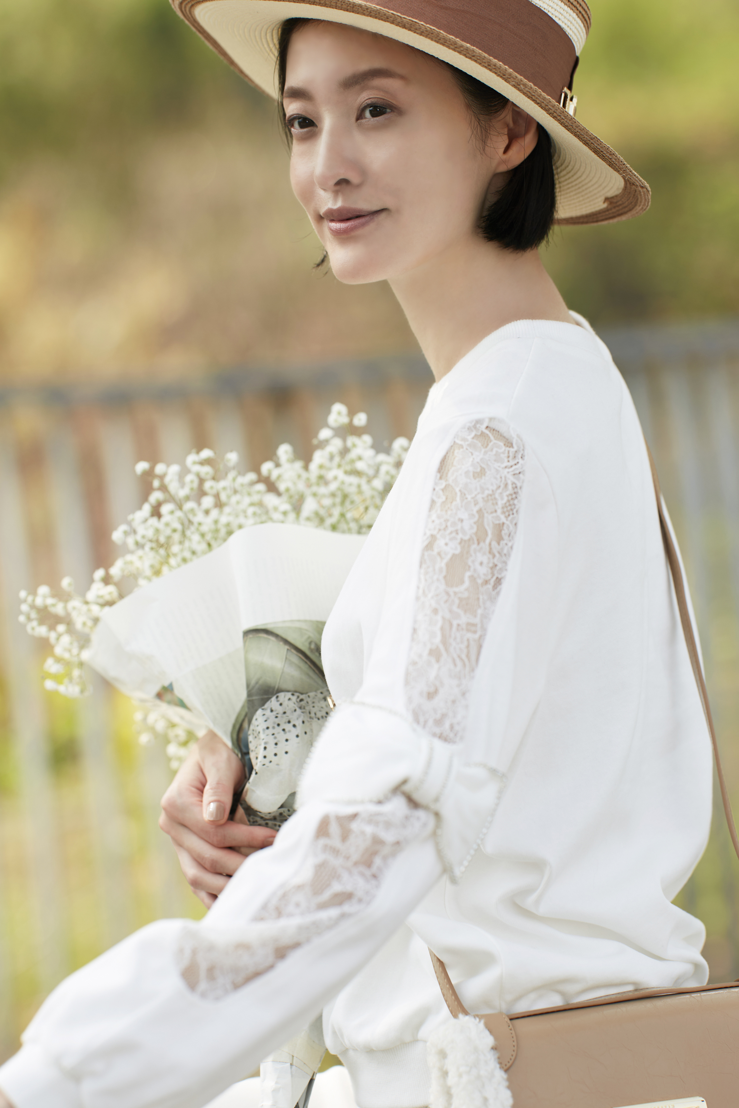 BC15355A1簍空蕾絲白上衣