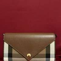 [S] BURBERRY LS HANNAH EV COCA HOUSE CHECK DERBY LEATHER,TAN, 80731581 (SB93)