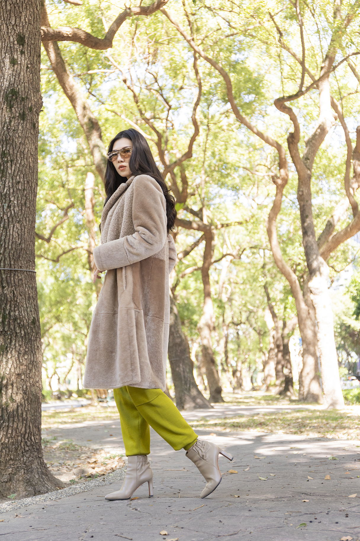 LISA CONTE 絨毛拼接長版大衣(卡其)