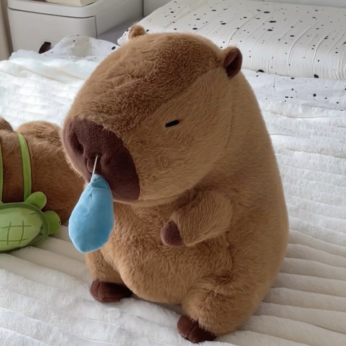 #現貨  卡皮巴拉 水豚君 吸鼻涕玩偶 毛絨抱枕