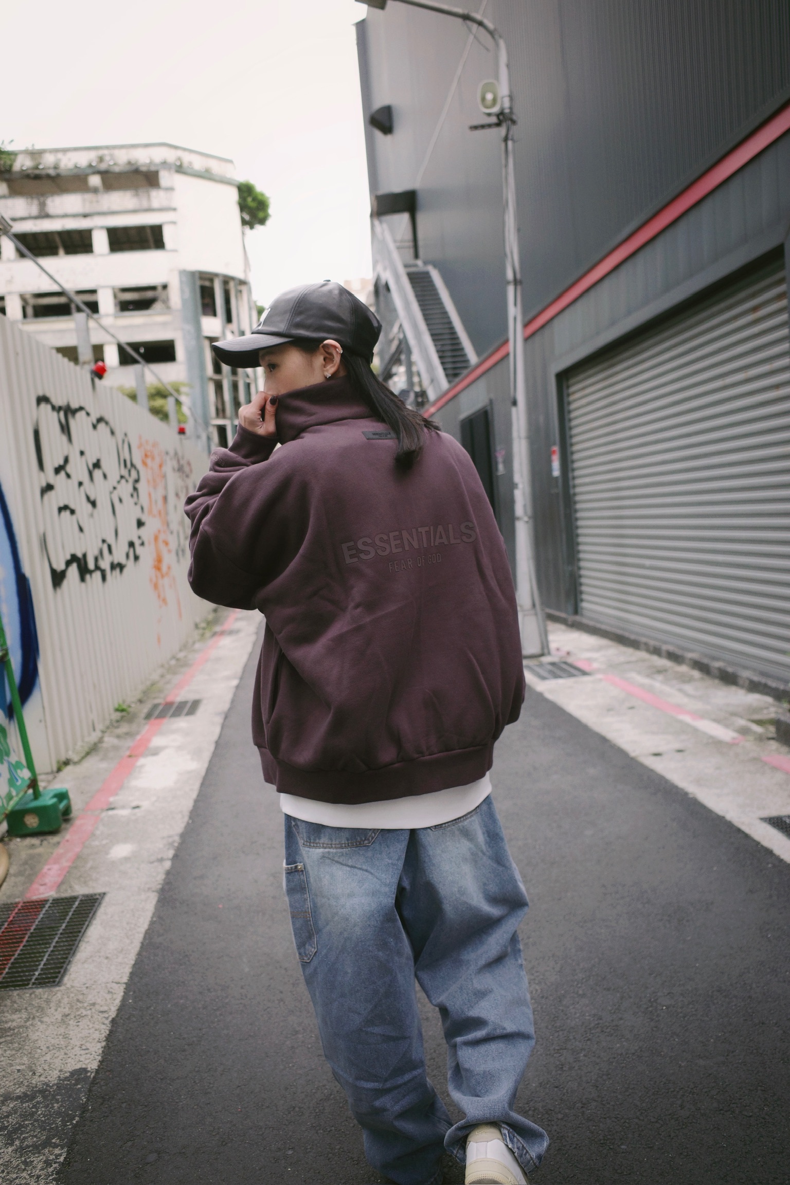 ESSENTIALS 後字果膠 微高領外套 PLUM烏梅紫|SEAL灰綠