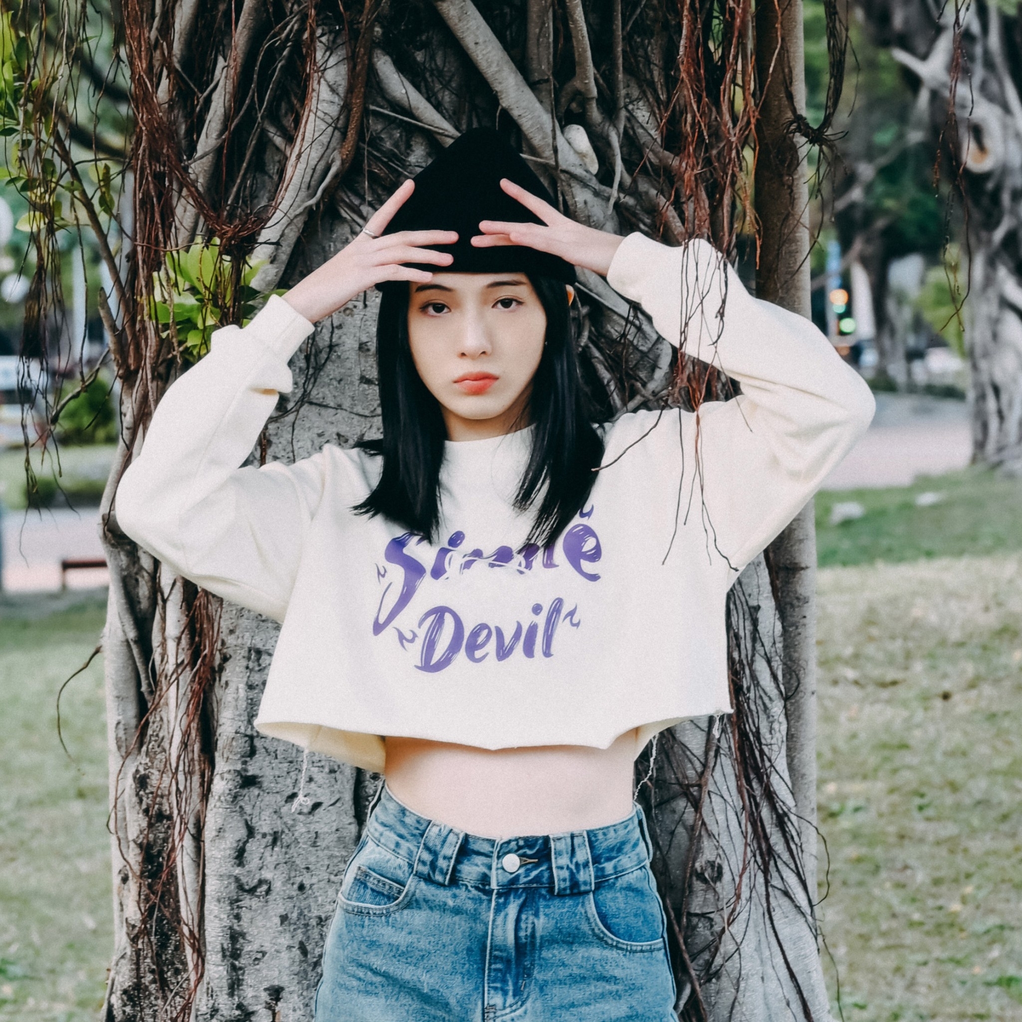 MAXXC 微笑惡魔短版大學T-奶油