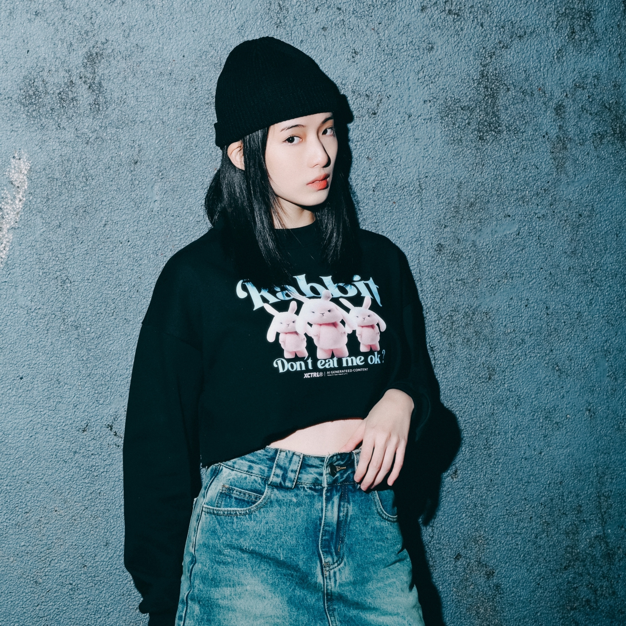 MAXXC 化學草莓兔短版大學T-黑