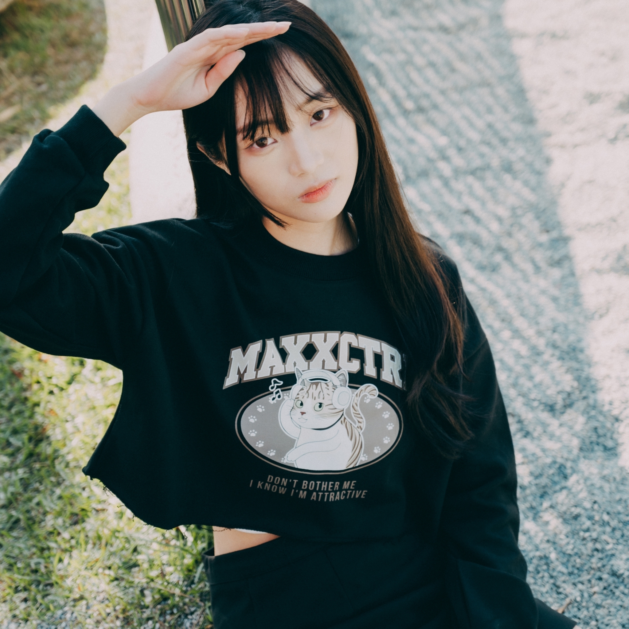 MAXXC 戴耳機的貓短版大學T-黑