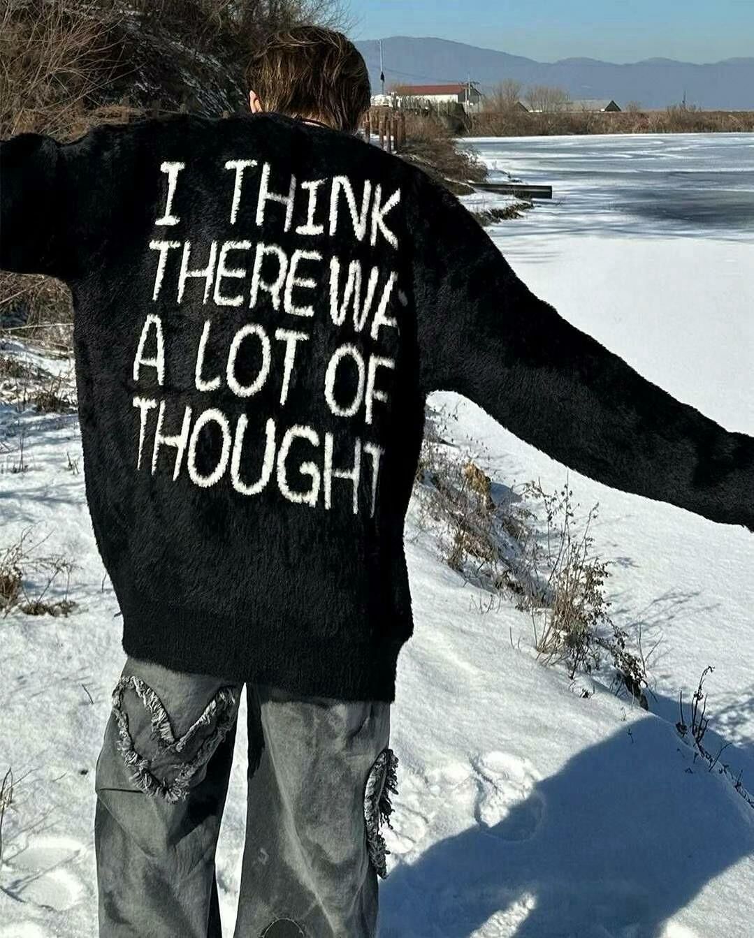 圓領英文字圖案毛毛針織衫 T5320