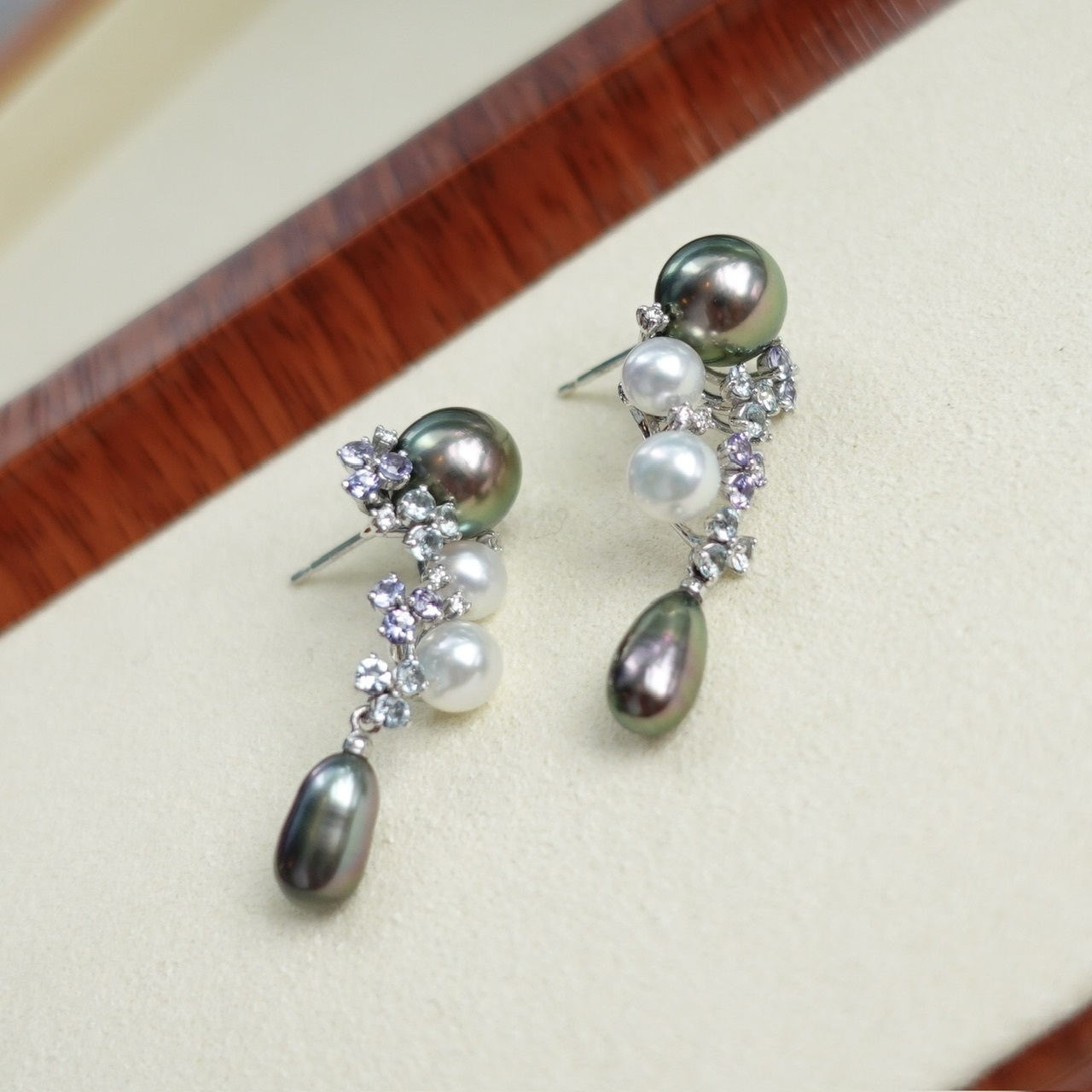 18K金大溪地黑珍珠+澳白Keshi鑽石彩寶耳墜- 夢幻星河