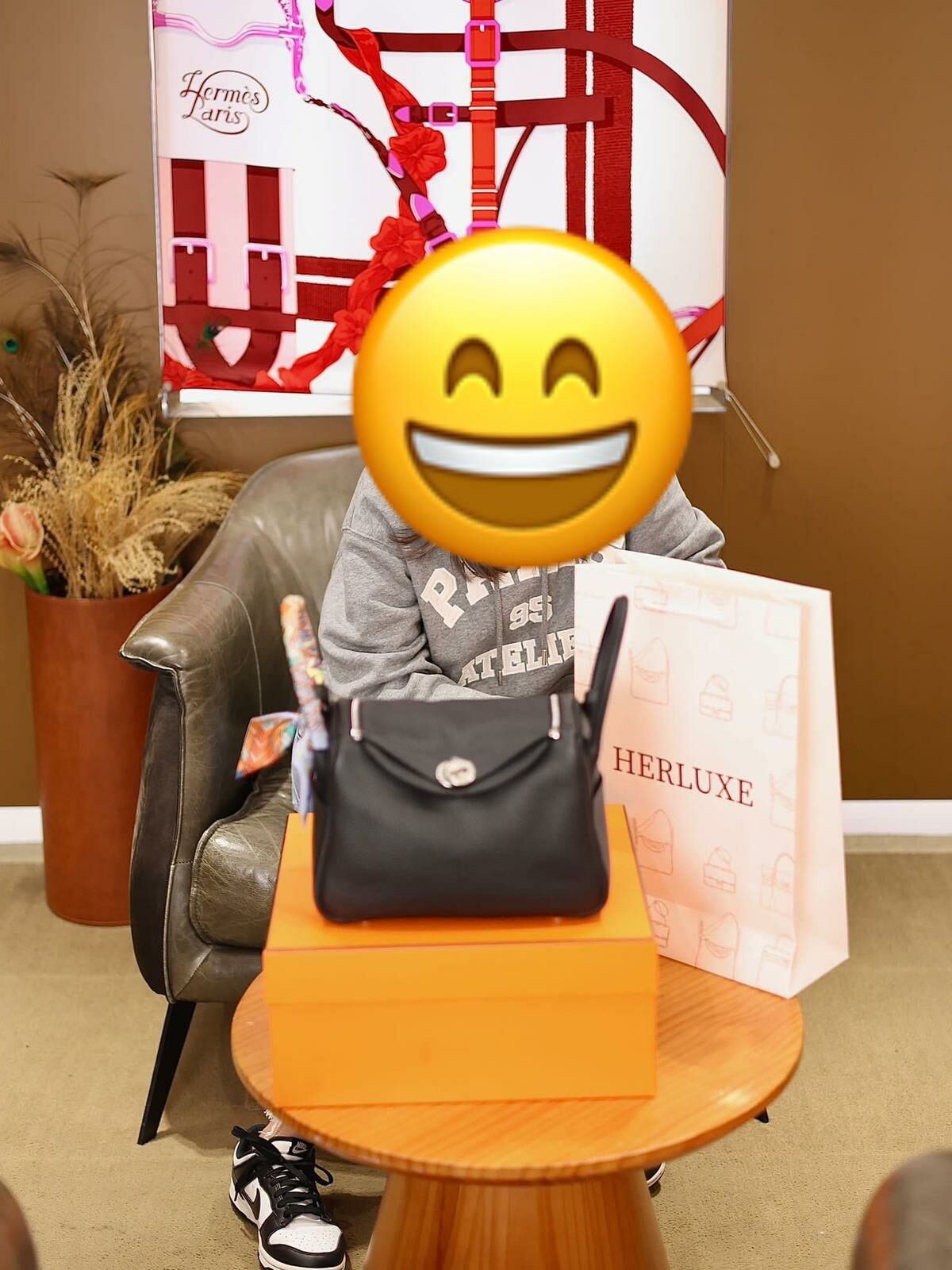 【 感謝支持 】爽快靚靚同先生來shopping🥳 靚靚一眼睇中型格d young d嘅lindy 26黑銀🖤🔗 配埋twilly保護返個袋😍  靚靚睇到呢個搭配非常滿意💕 多謝你哋支持與信任🫶💪