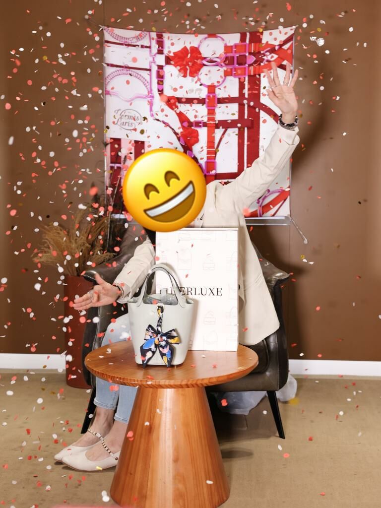 【 感謝支持 】氣質靚靚來pick up p18冰晶灰🥳 綁埋Twilly🎀 靚靚話我哋門店嘅氣氛令佢感到開心❤️ 能為客人帶來開心的回憶🤗 我哋都好榮幸🤓 的多謝你嘅支持與信任🫶💪