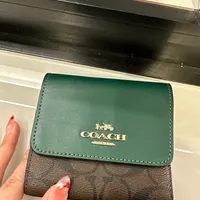 [S] COACH CE930 SIGNATURE SM TFD WLT ,IM/BROWN/DARK PINE, 196395076932 (SCO670)