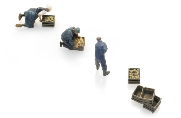 Artitec 5870022 HO scale Farmers in the field