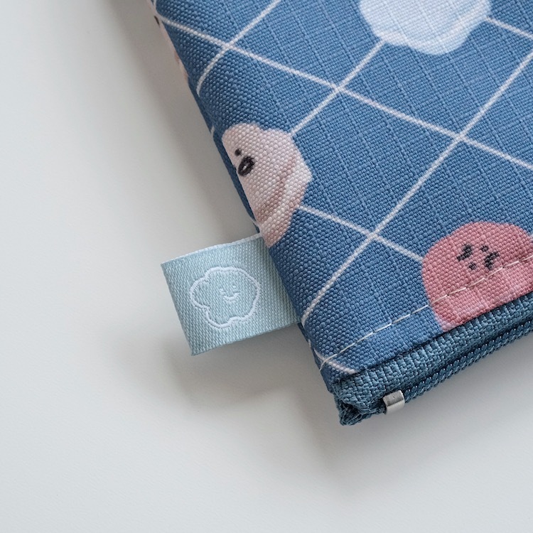 側邊縫上可愛的喜寶 LOGO 布標!