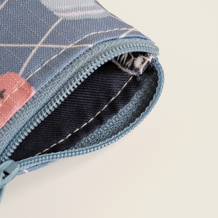 內裡是深藍色的斜紋布,質感大加分!!