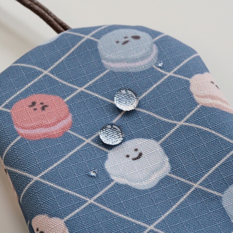 材質選用防潑水格紋布,耐髒好清潔!