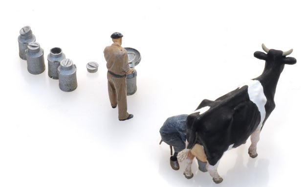 Artitec 5870023 HO scale Milking farmers