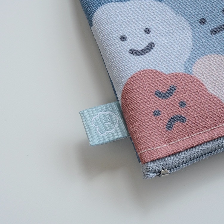 側邊縫上可愛的喜寶 LOGO 布標!