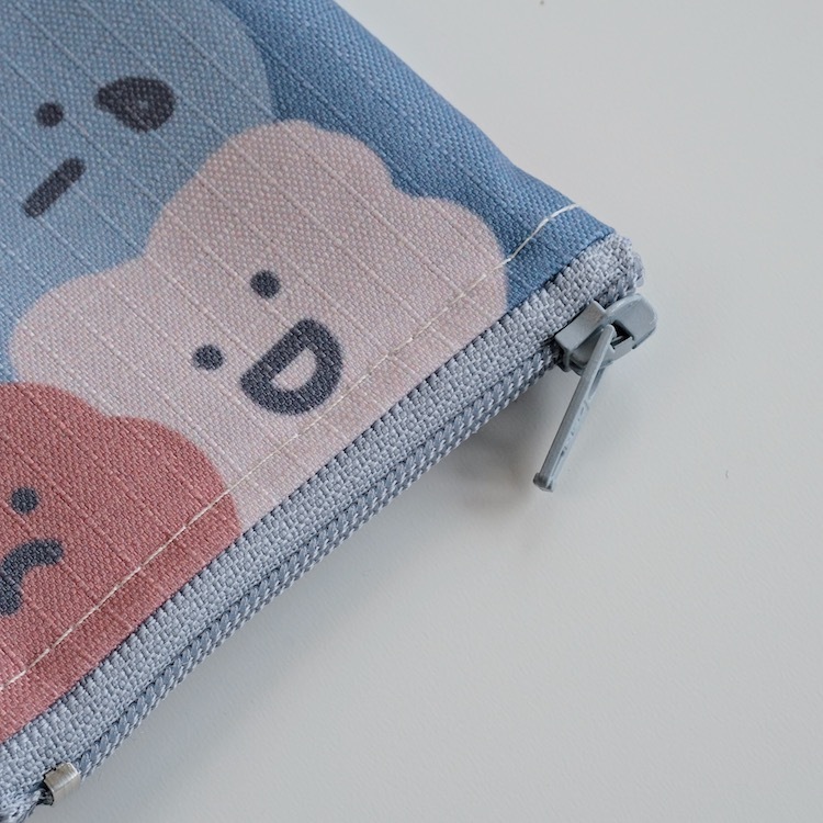 側邊縫上可愛的喜寶 LOGO 布標!