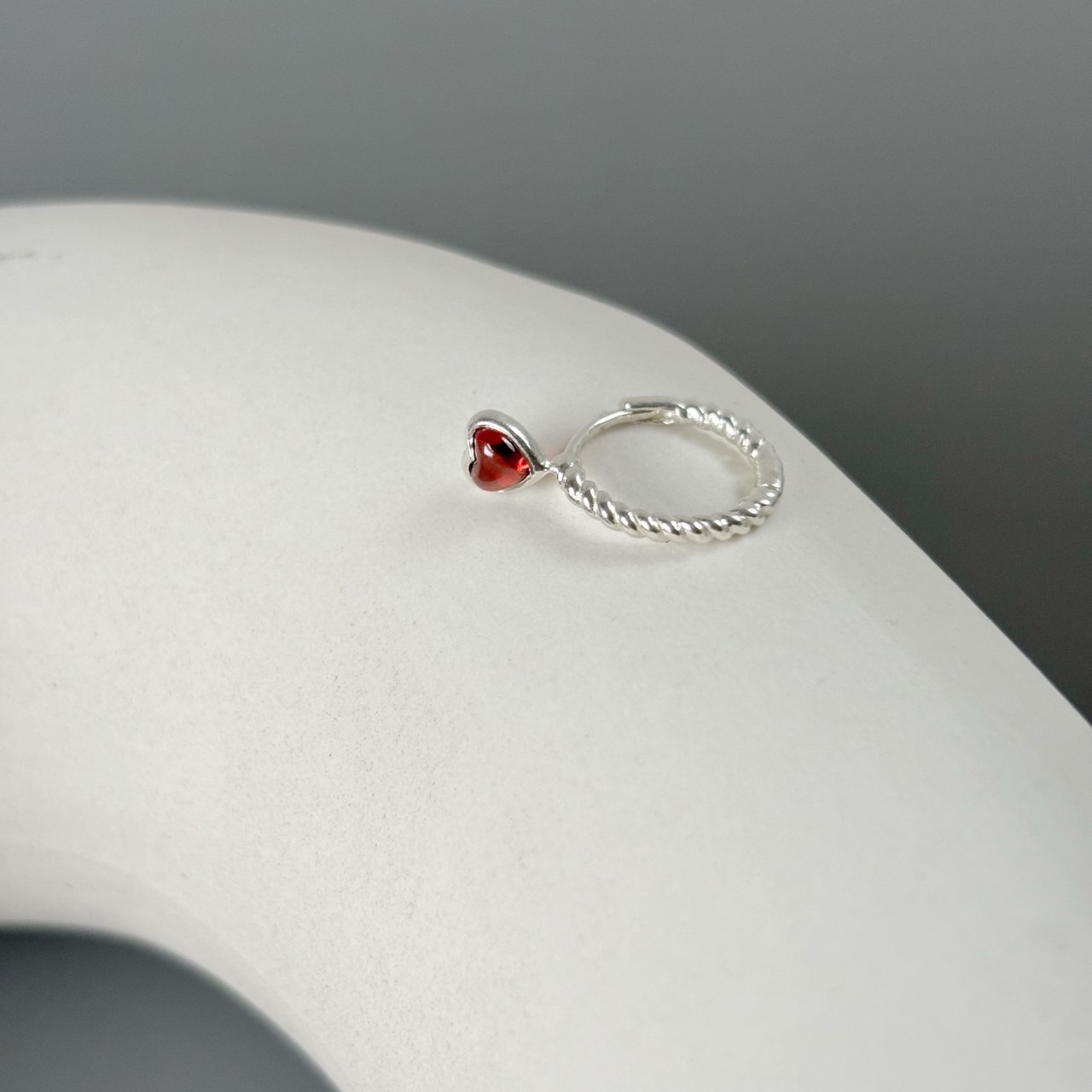 QQ heart石榴石麻花貼耳扣式耳圈