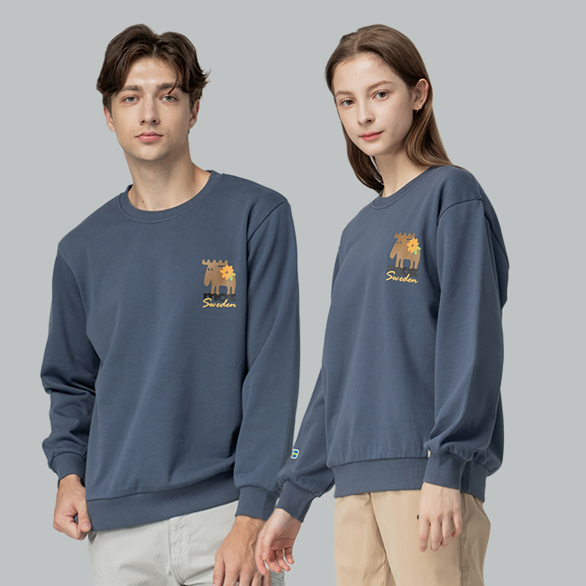 moz瑞典 FLOWER駝鹿 100%純棉 大學T -霧藍(亞洲版) 男女共款