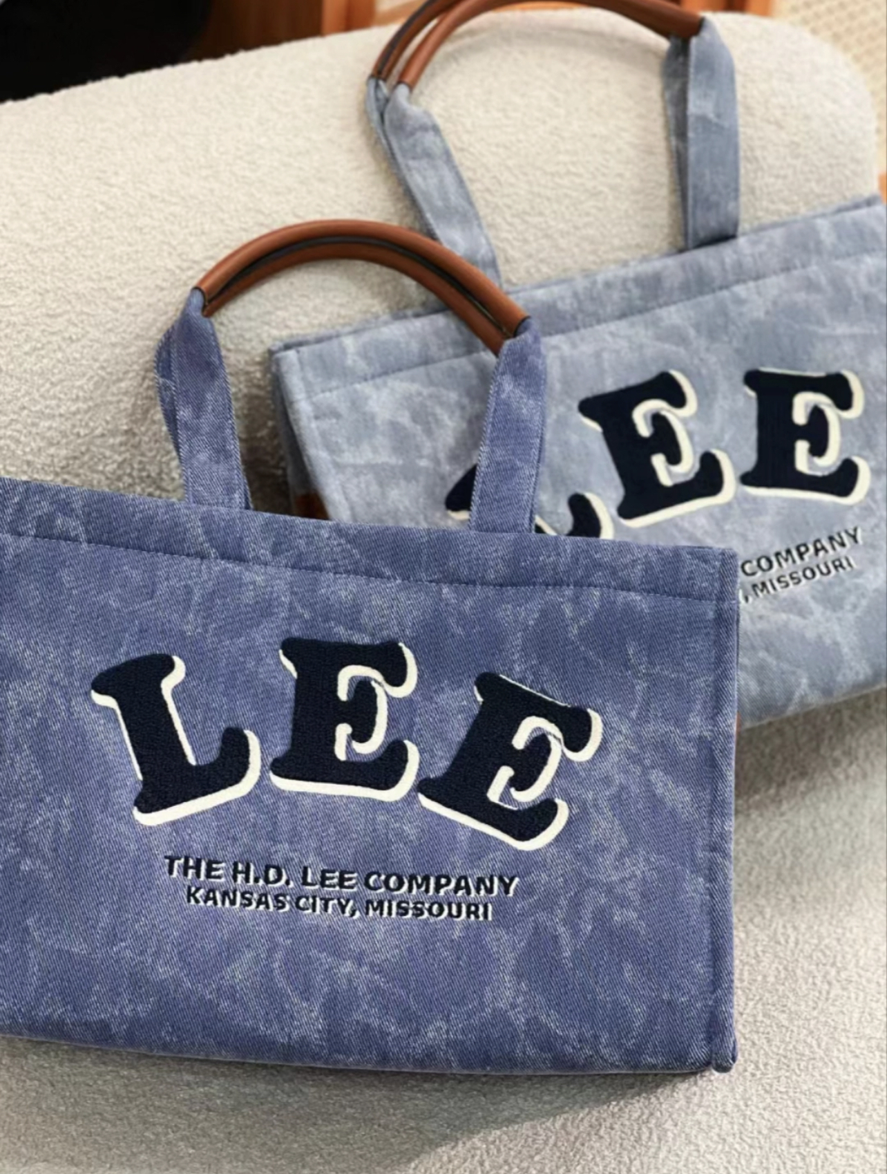 LEE 牛仔大托特包 大容量 刷舊 立體毛絨刺繡 淺藍 深藍/預購