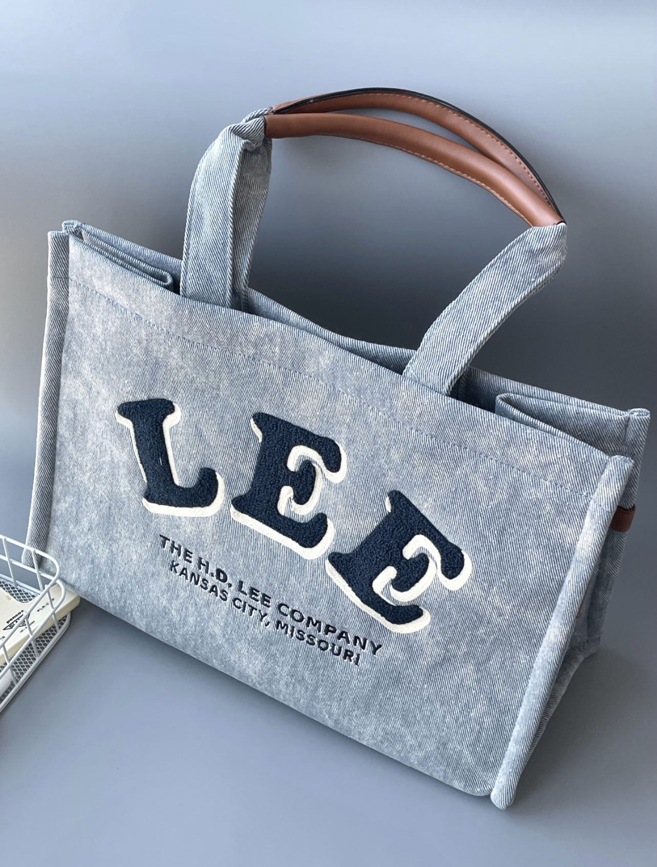 LEE 牛仔大托特包 大容量 刷舊 立體毛絨刺繡 淺藍 深藍/預購