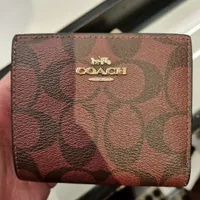 [S] COACH C3309 SIGNATURE PVC SNAP WLT ,IM/OXBLOOD MULTI, 196395076581 (SCO640)