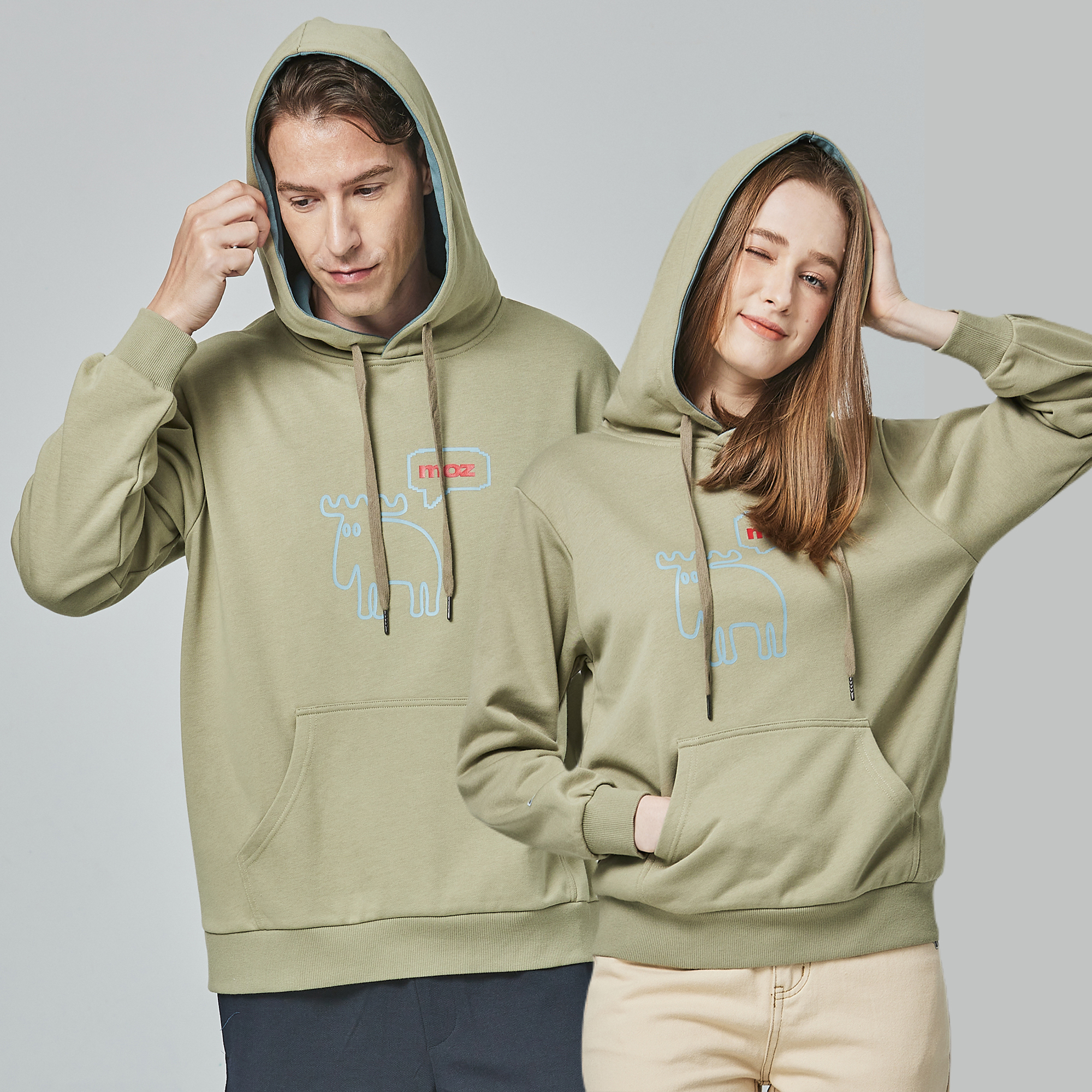 moz瑞典 線條駝鹿印花雙色帽T-鼠尾草綠(亞洲版) 男女款