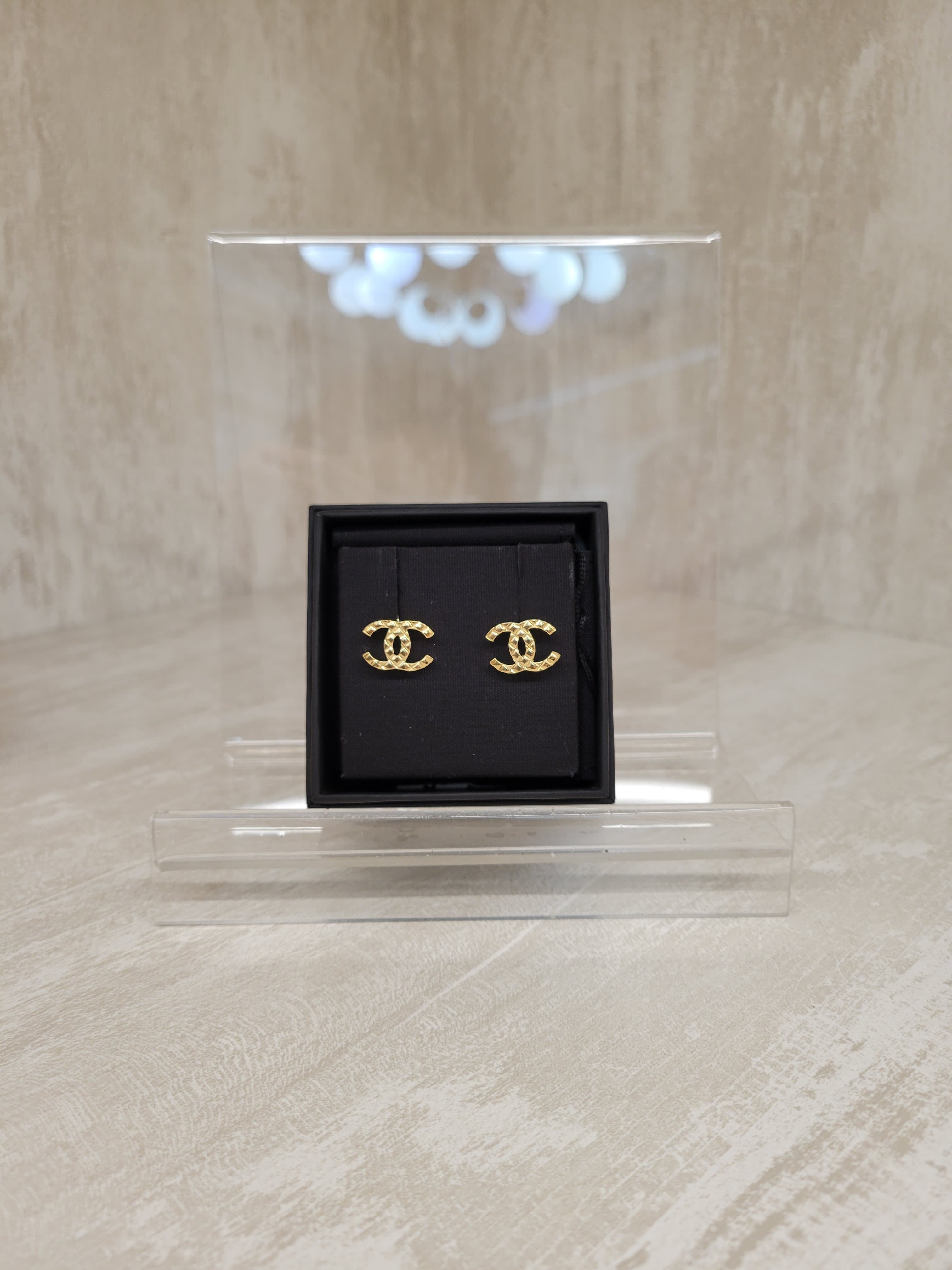 Chanel ABD035 gold earrings 24p 菱格紋 金色耳環 1.5cm