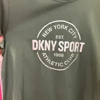[S] DKNY METALLIC ATHLETIC MEDALLION LOGO CROPPED TEE,DUCK GREEN, DP3T9563-FW7 (SD765)