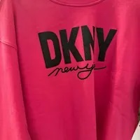 [S] DKNY GLITTER SCRIPT LOGO CROPPED RAW EDGE PULLOVER,PEA, DP3T9386-PEA (SD798)