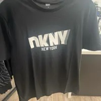[S] DKNY SLANTED LOGO TEE,BLACK, M1410038-BLK (SD803)