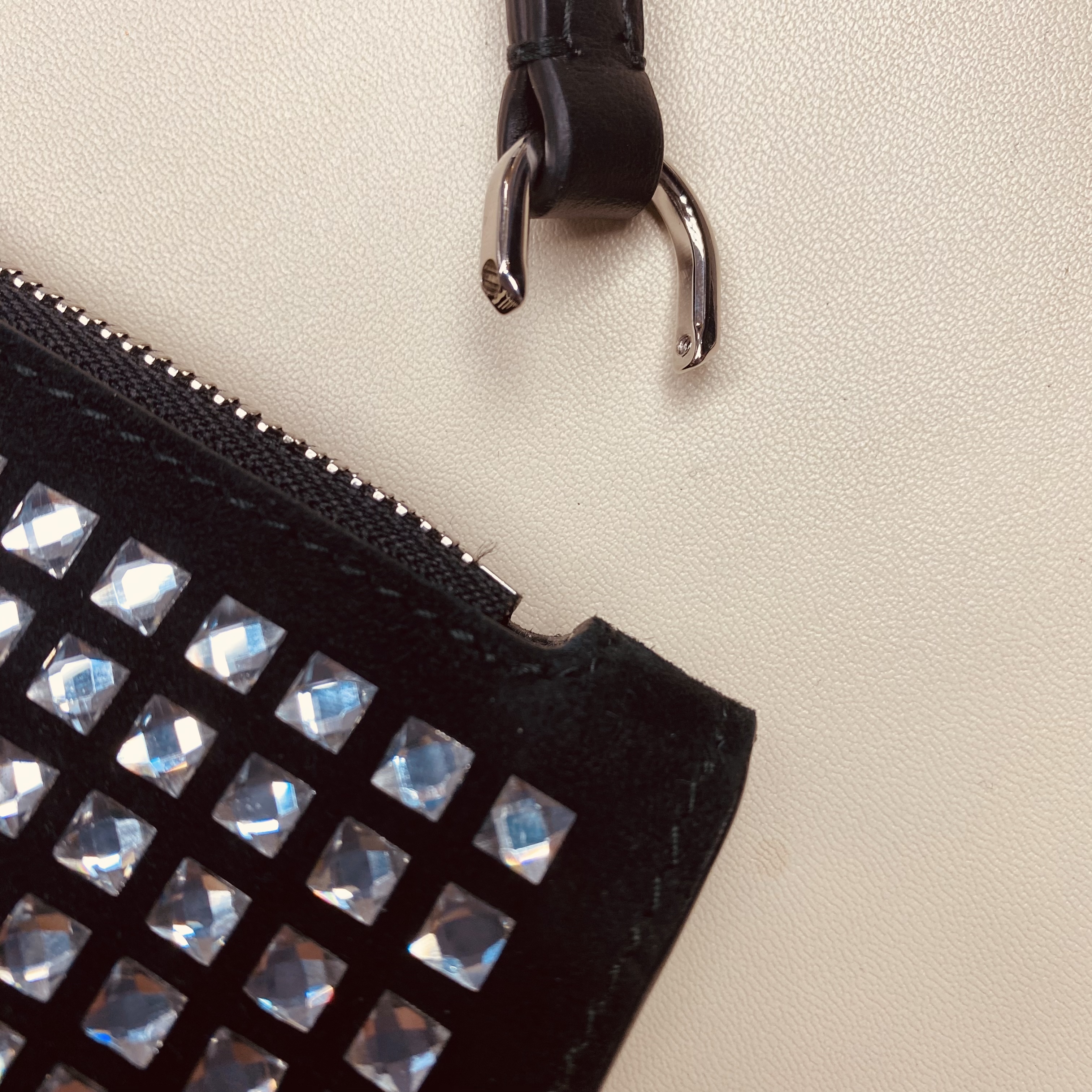 1BR1118-092 (Defect) BURBERRY Ls Tb Pouch Black #80622641 (B-EU-E)