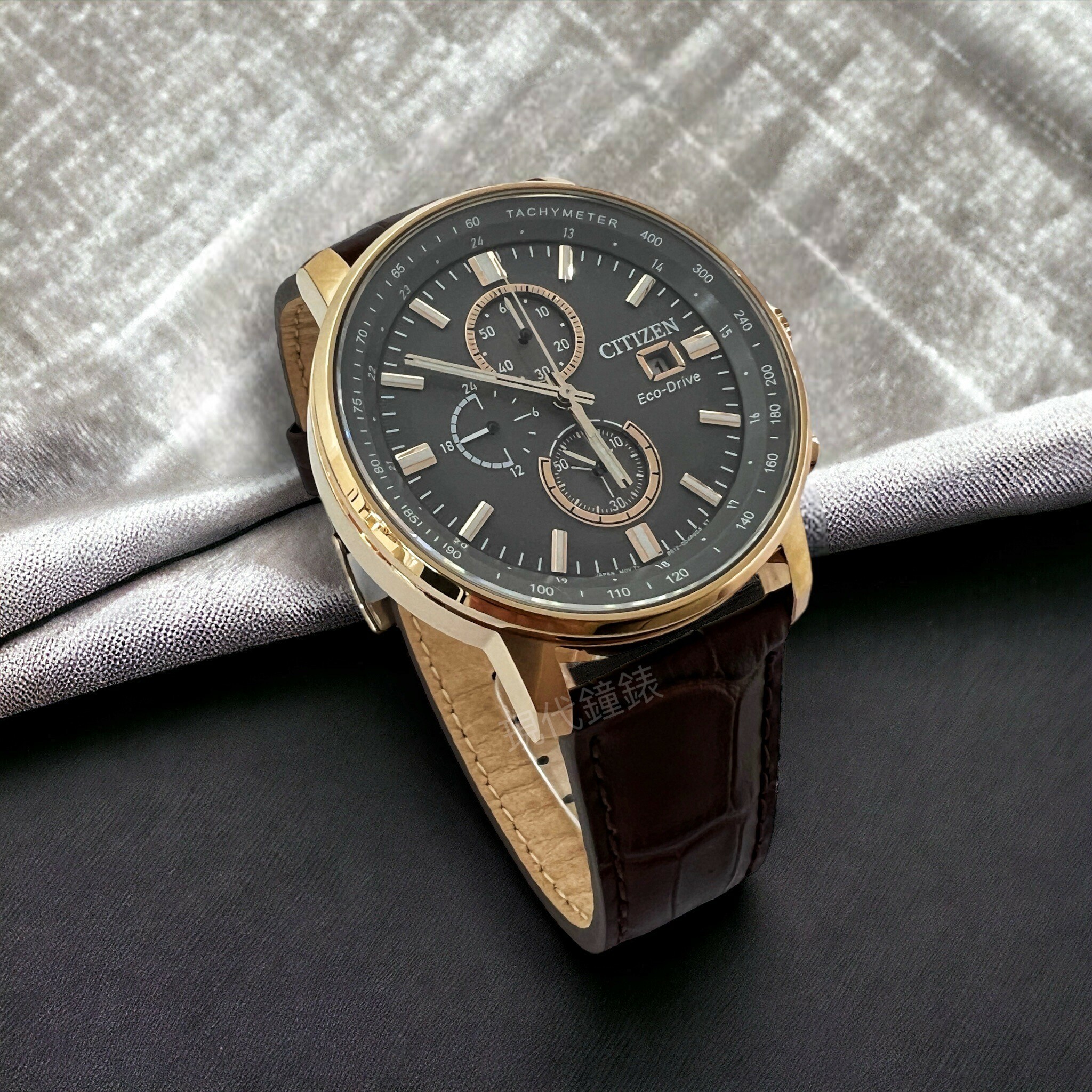 【CITIZEN 星辰】Chronograph 光動能三眼計時腕錶CA0843-11H 43mm 現代鐘錶