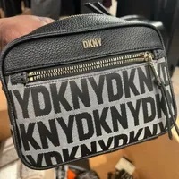 [S] DKNY ZOIE CAMERA BAG,BLACK LOGO/BLACK, 755404205574 (SD810)