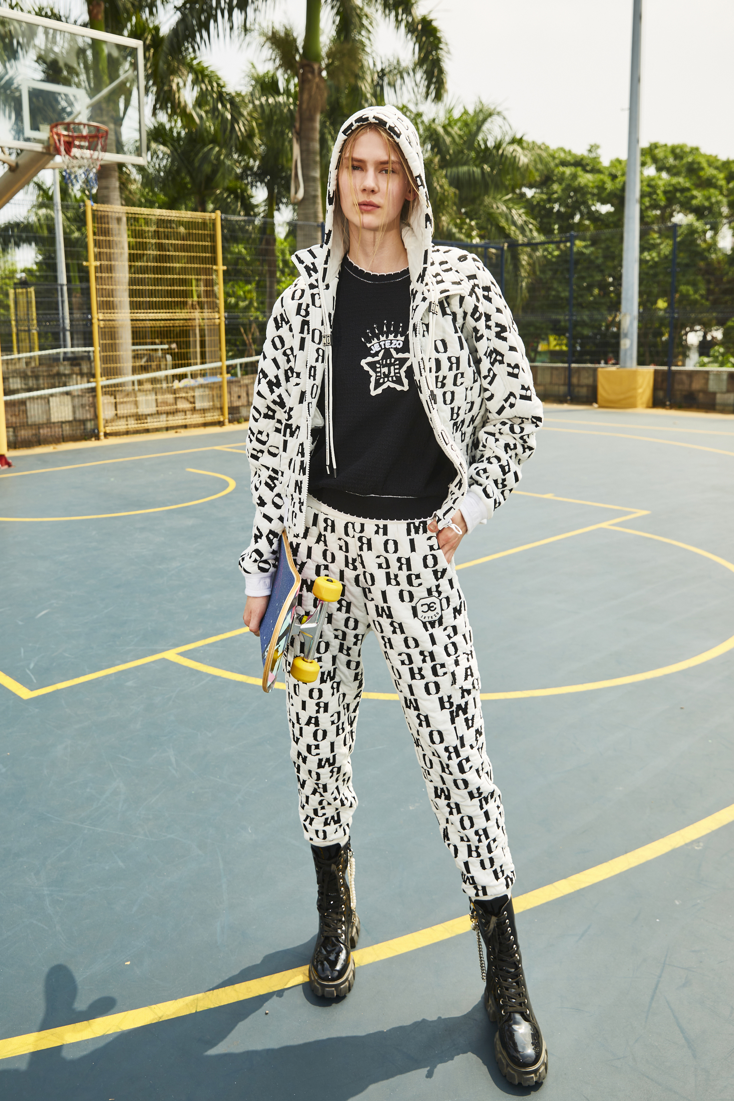 BC15152D1 駱駝商隊字藝術圖領連帽夾克