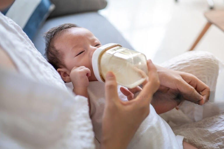 一個嬰兒正在用奶瓶餵奶。