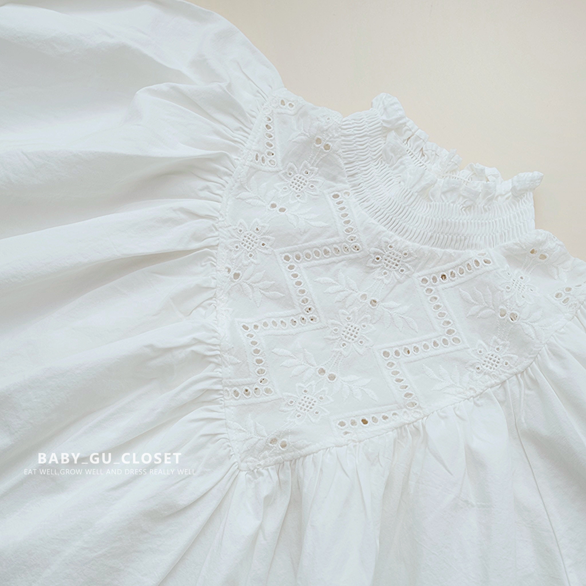 蕾絲邊白色洋裝