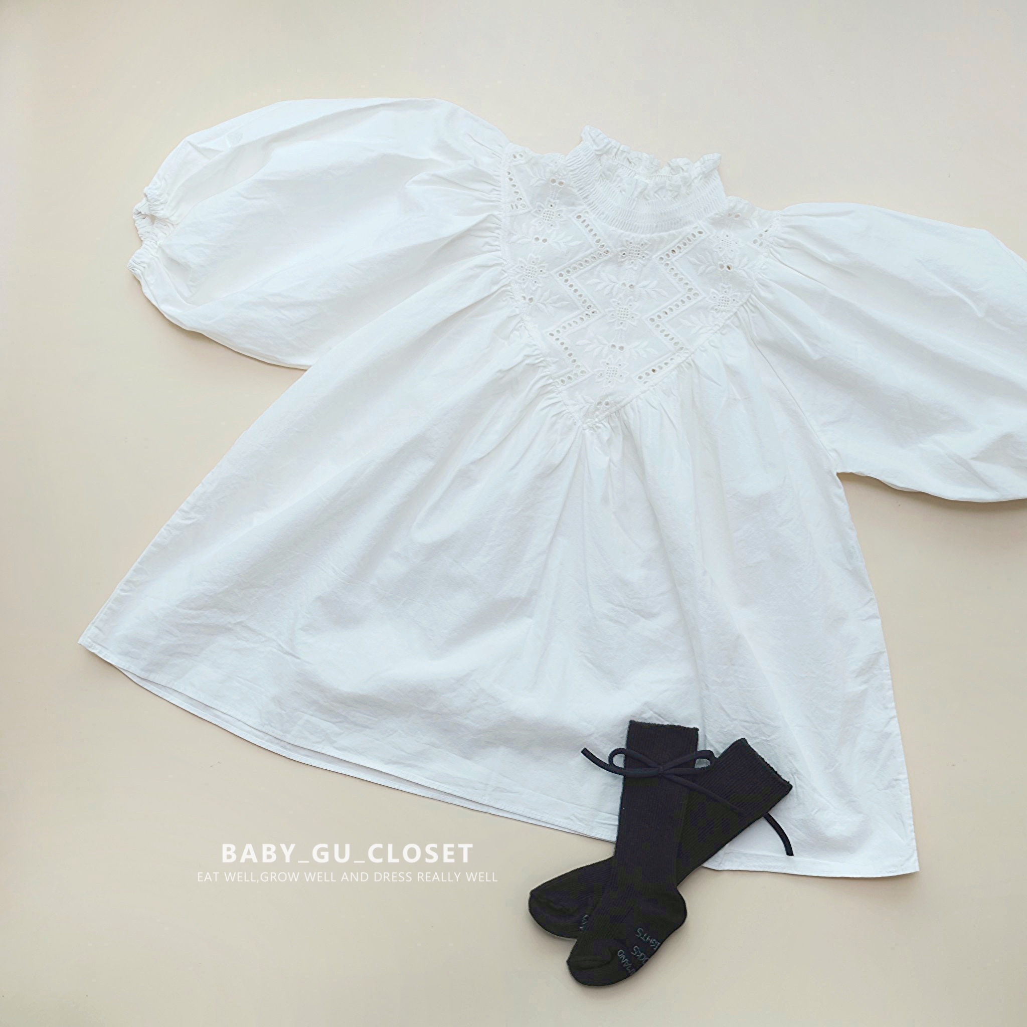 蕾絲邊白色洋裝