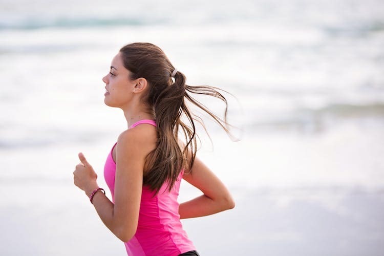 一位在慢跑的女性，固定運動，提升免疫力