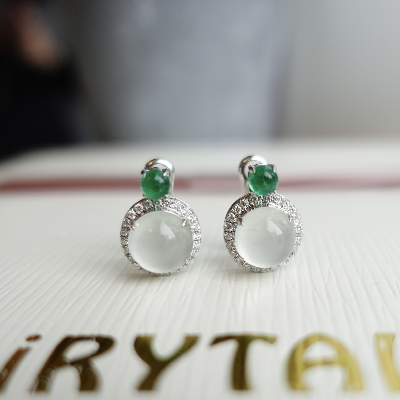 18K金天然高冰翡翠白玉祖母綠鑽石耳拍 - 蛋面