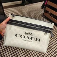 [S] COACH CP198 CARRY ALL POUCH COACH,SV/CHALK/BLACK MULTI, 196395194896 (SCO644)