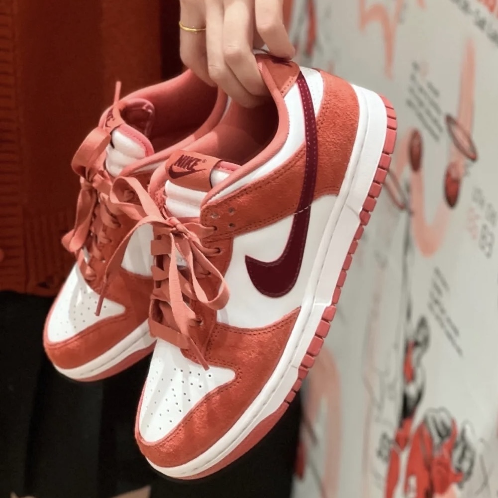 NIKE DUNK LOW "Valentine's Day" 草莓熊 莓果粉 麂皮 女鞋 FQ7056-100 / 調貨