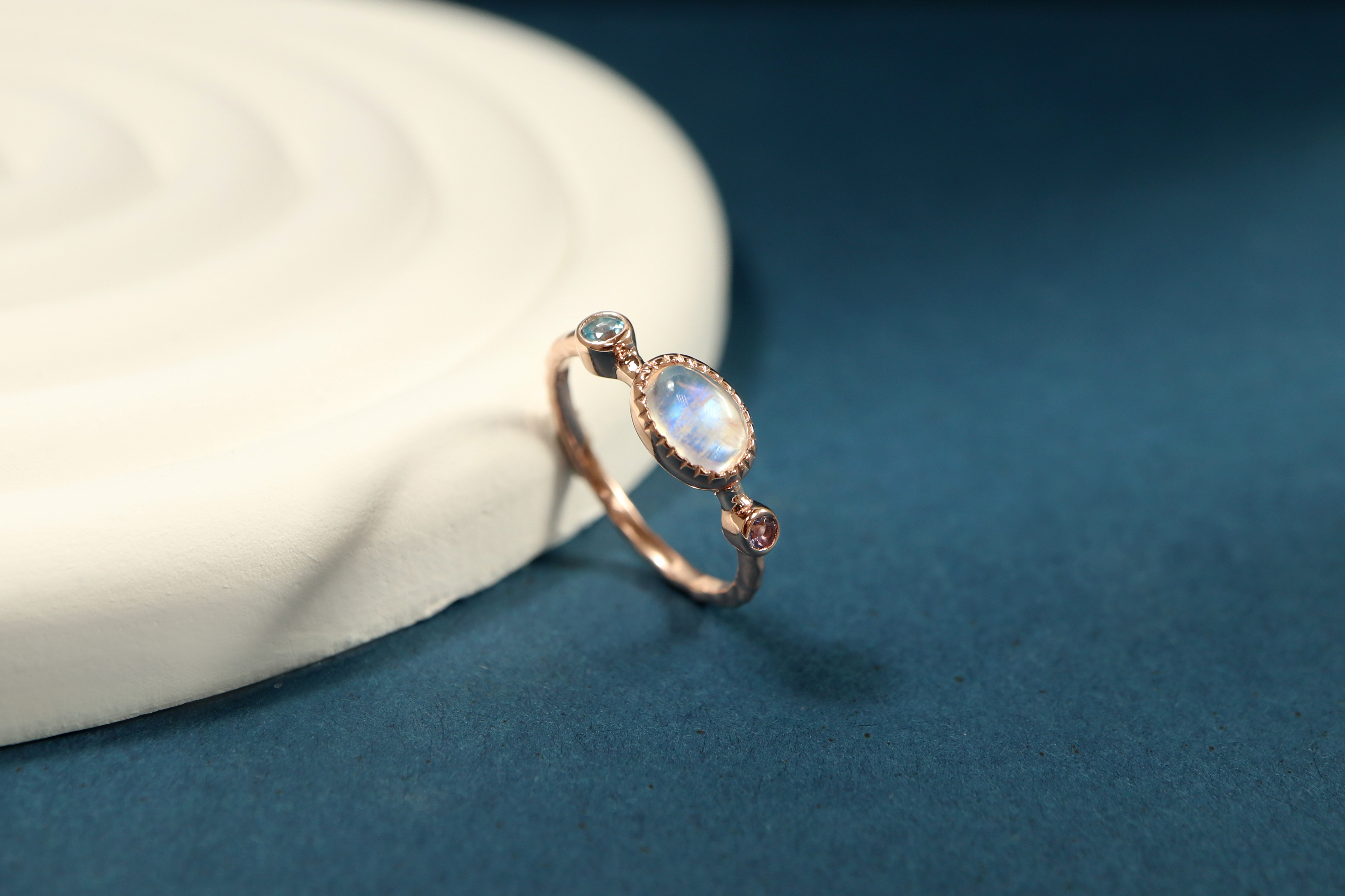 【月光石】守護愛情與婚姻的能量寶石：月光石能量與禁忌解析