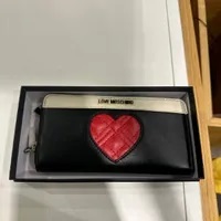 [S] LOVE MOSCHINO JC5615PP1ELD100A HEART EMBROIDERED LONG ZIP WALLET,BLACK/WHITE/RED, 8054400227422 (SLM260)